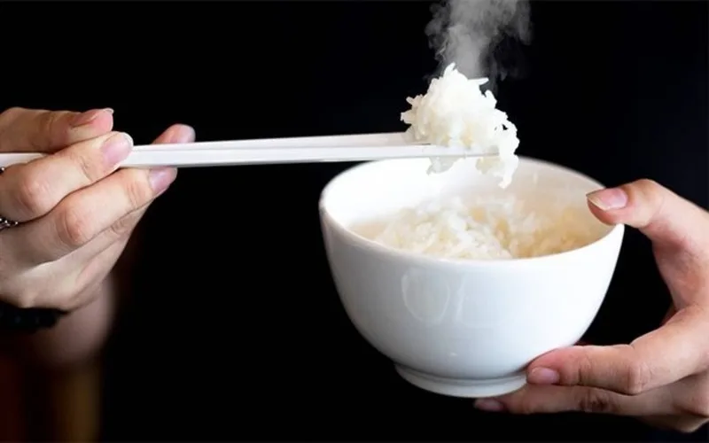 1 bat com bao nhieu calo cach an com khong lo beo