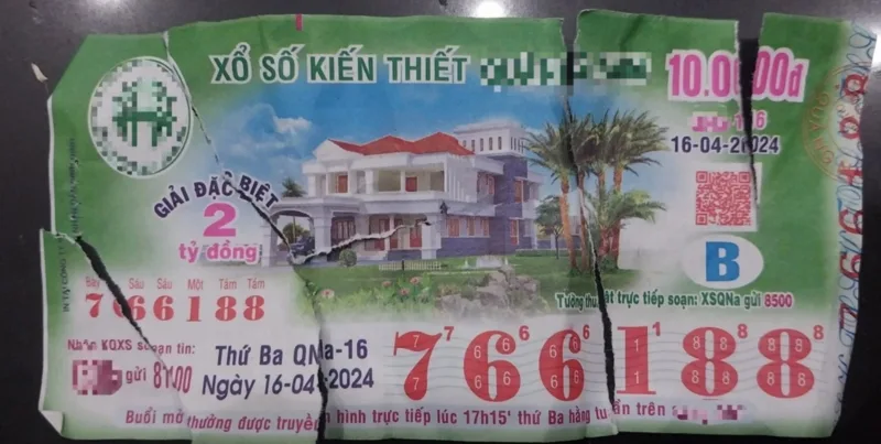 Tấm vé hư hỏng tượng trưng cho kế hoạch gặp trở ngại hoặc nguy cơ mất đi một cơ hội đang có.