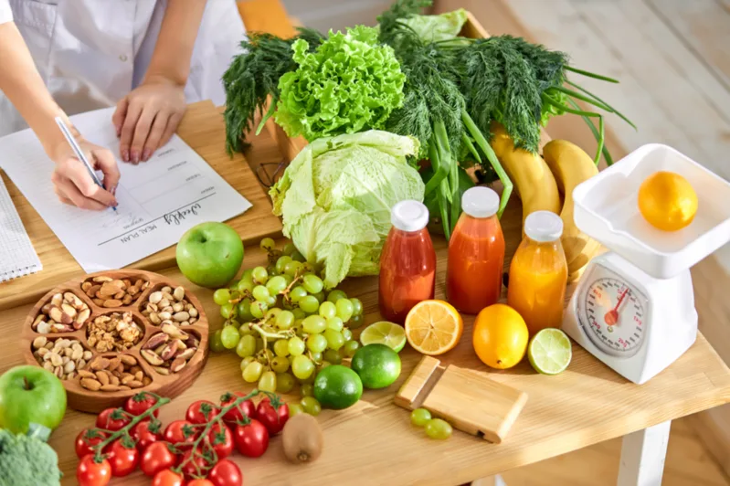 Loại bỏ hoàn toàn tinh bột, chỉ ăn rau hoặc kỳ vọng giảm cân thần tốc có thể khiến cơ thể mệt mỏi và khó duy trì chế độ ăn.
