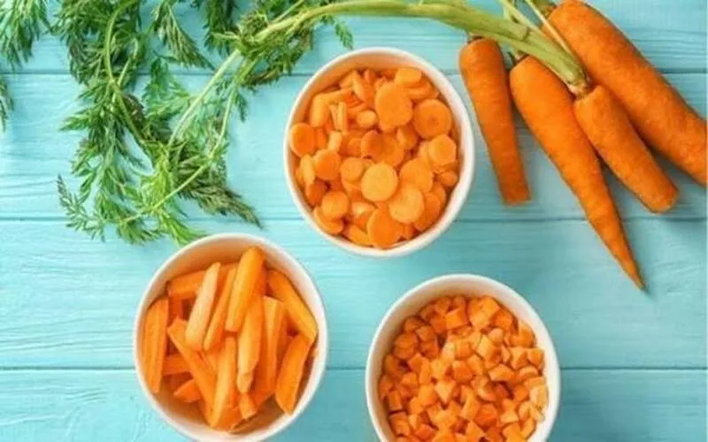 Cà rốt là nguồn beta-carotene phổ biến, có thể dùng trong canh, súp và món xào