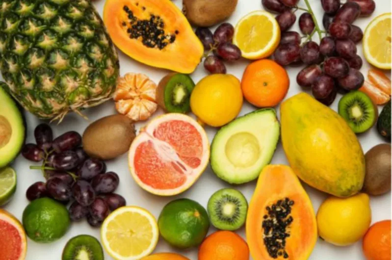 Đu đủ, quýt, chanh, dưa lưới, quả mọng và nhiều loại trái cây nhiệt đới khác cũng có thể góp phần bổ sung vitamin C