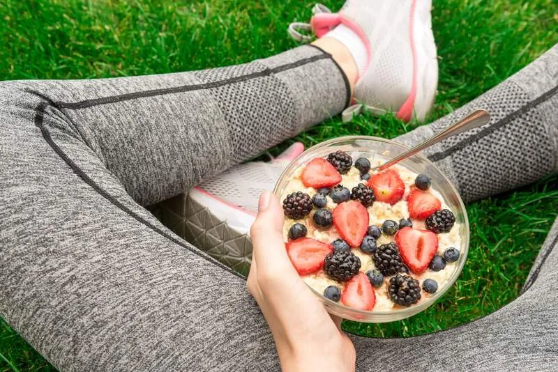 Cam, kiwi, dâu tây và ổi có thể được dùng trong bữa phụ hoặc kết hợp với nguồn protein và carbohydrate sau tập