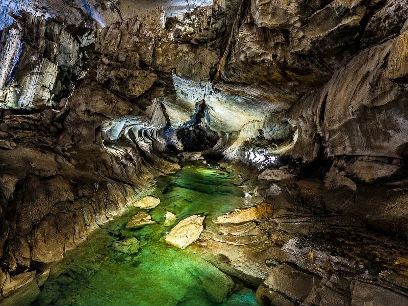 Sơn Đoòng, Deer Cave, Sarawak Chamber, Hang Én và Mammoth Cave là những địa danh nổi bật khi nhắc đến các hang động khổng lồ (ảnh: Sarawak Chamber – Malaysia)