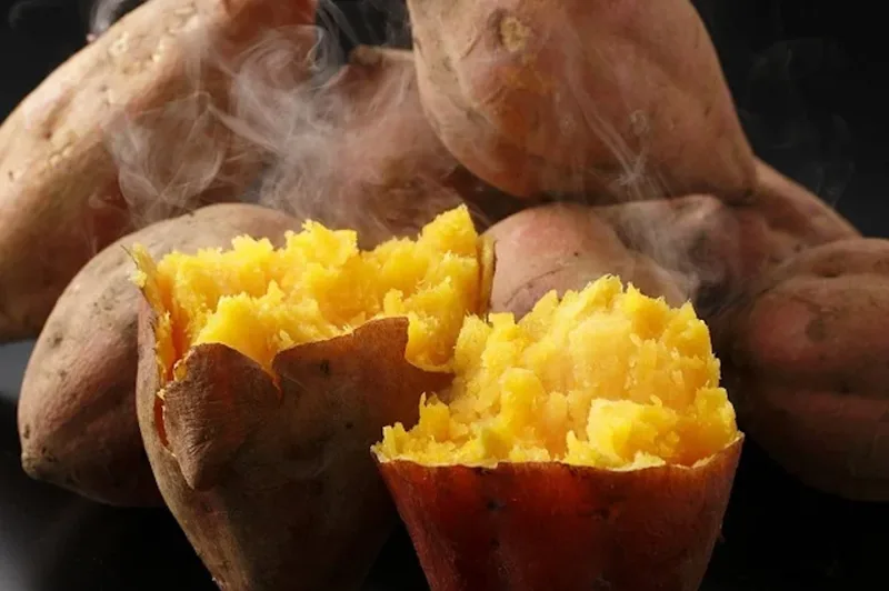Phân loại kích thước các củ khoai lang trước khi tính lượng calo.
