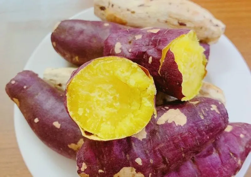 Bữa sáng lành mạnh kết hợp khoai lang luộc, trứng và rau xanh.