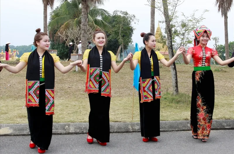 Trang phục truyền thống của các dân tộc thể hiện sự đa dạng, rực rỡ qua kỹ thuật dệt thêu thủ công.