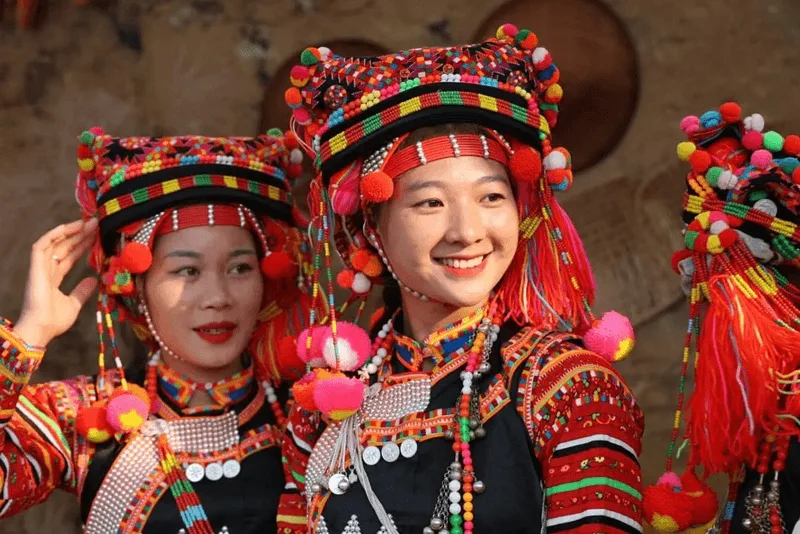 Kỹ thuật dệt thêu tinh xảo cùng hoa văn thủ công là giá trị di sản quý báu cần được bảo tồn.